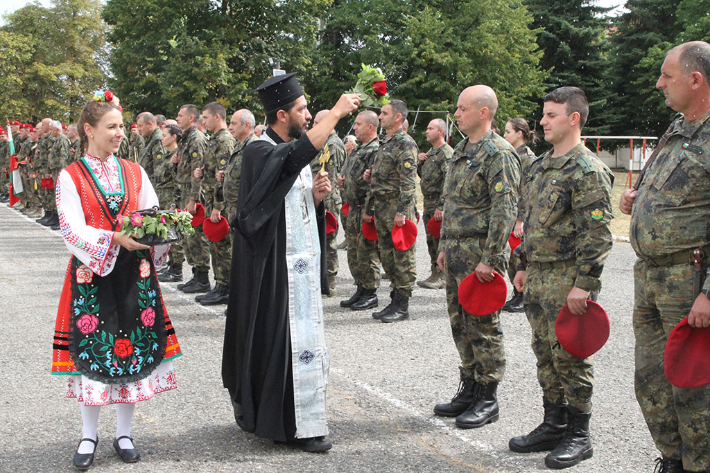 Свещеник Пламен Николов поръси строя със светена вода - armymedia.bg Свещеник Пламен Николов поръси строя със светена вода