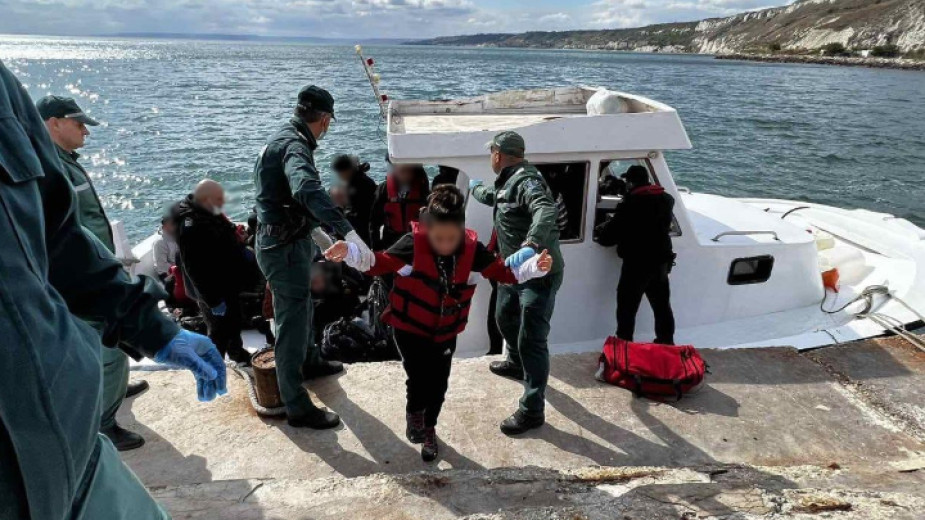 Граничари изведоха лодка с 38 мигранти от Черно море до пристанище Каварна