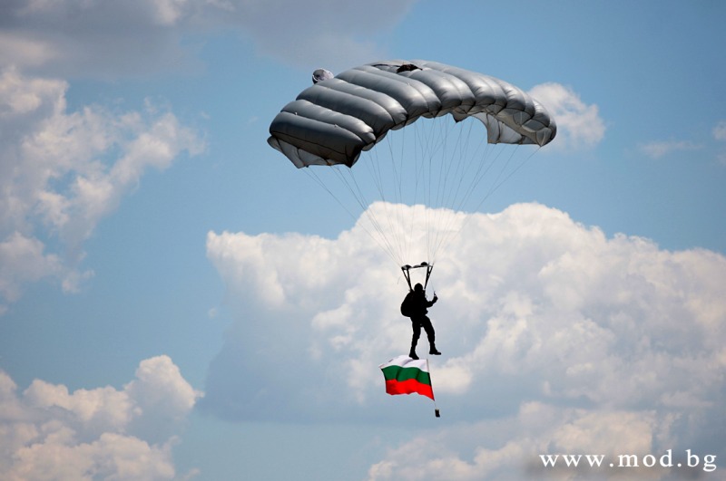 Преди 18 октомври – Денят на военния парашутист Полева подготовка на „Црънча“