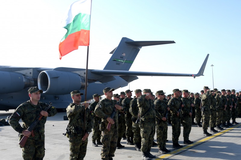 Посрещнаха 113 български военнослужещи на летище София, последният български контингент се прибра от Афганистан