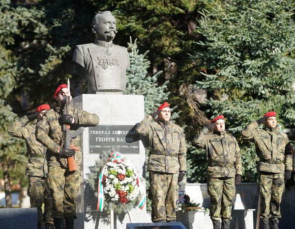 С венци и цветя Сопот почете паметта на генерал Георги Вазов - armymedia.bg С венци и цветя Сопот почете паметта на генерал Георги Вазов