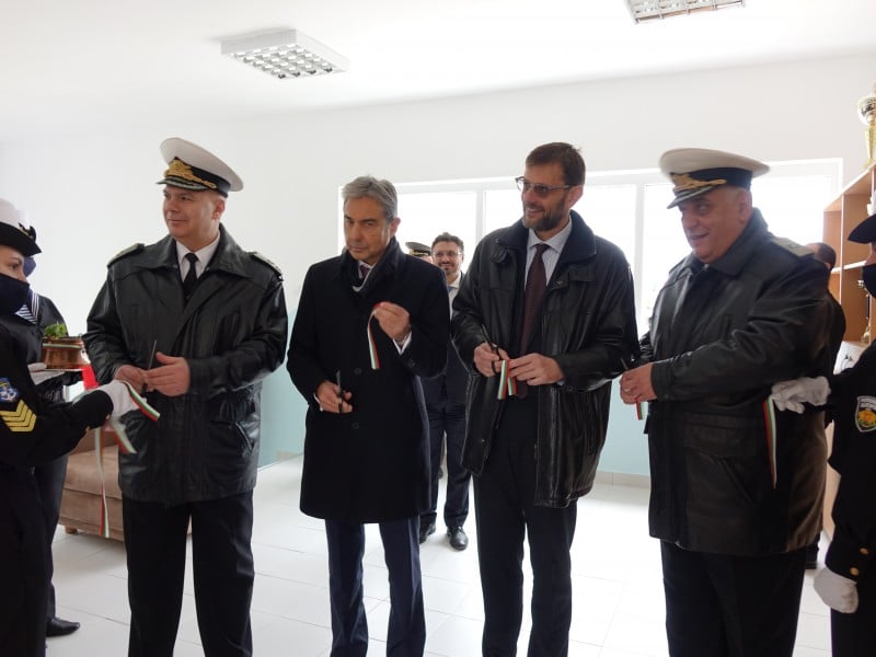 Двама заместник-министри и двама адмирали откриха нова спортна зала в Морско училище