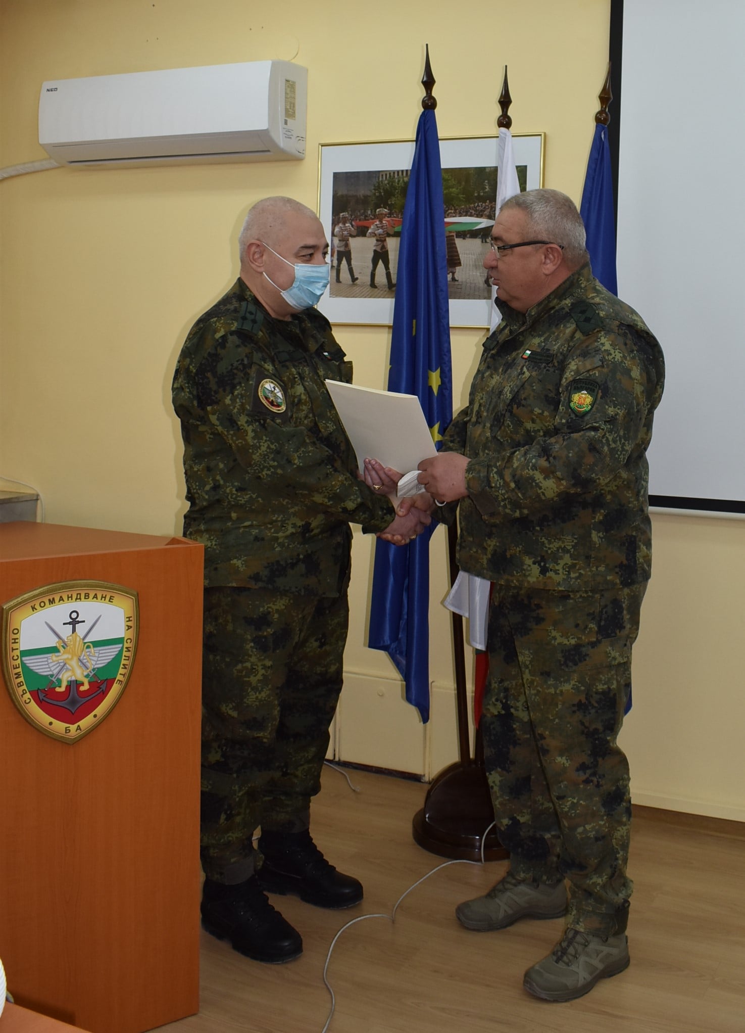 По случай Деня на структурите по личен състав в БА командирът на СКС генерал-майор Валери Цолов връчи награди