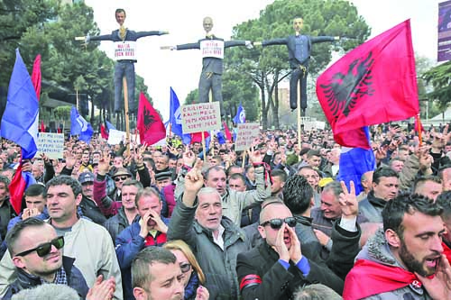Лидерската битка в  Тирана стига до крайност