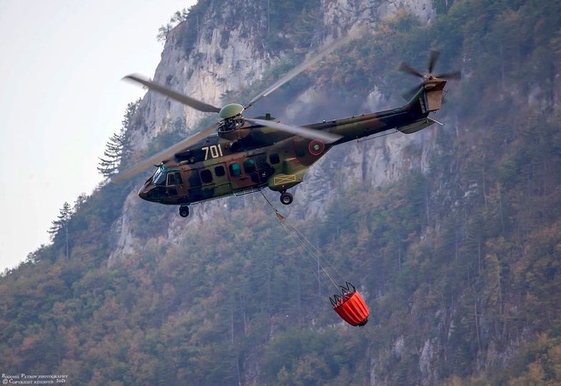 Вертолет „Кугар“ от състава на Военновъздушните сили се включи в потушаването на пожара в Национален парк „Рила“