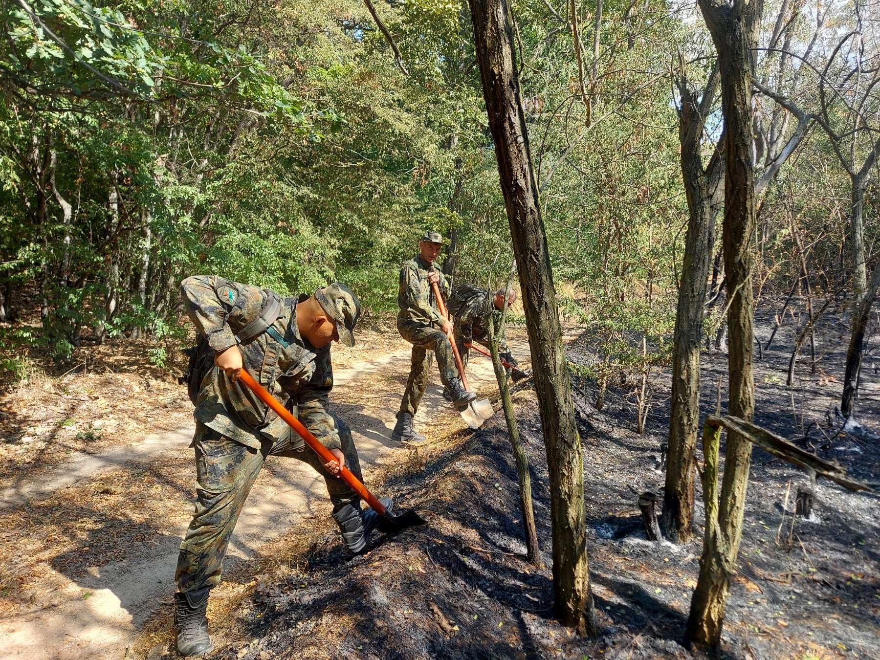 Военнослужещи и техника оказват помощ при гасенето на пожарите в различни области в страната