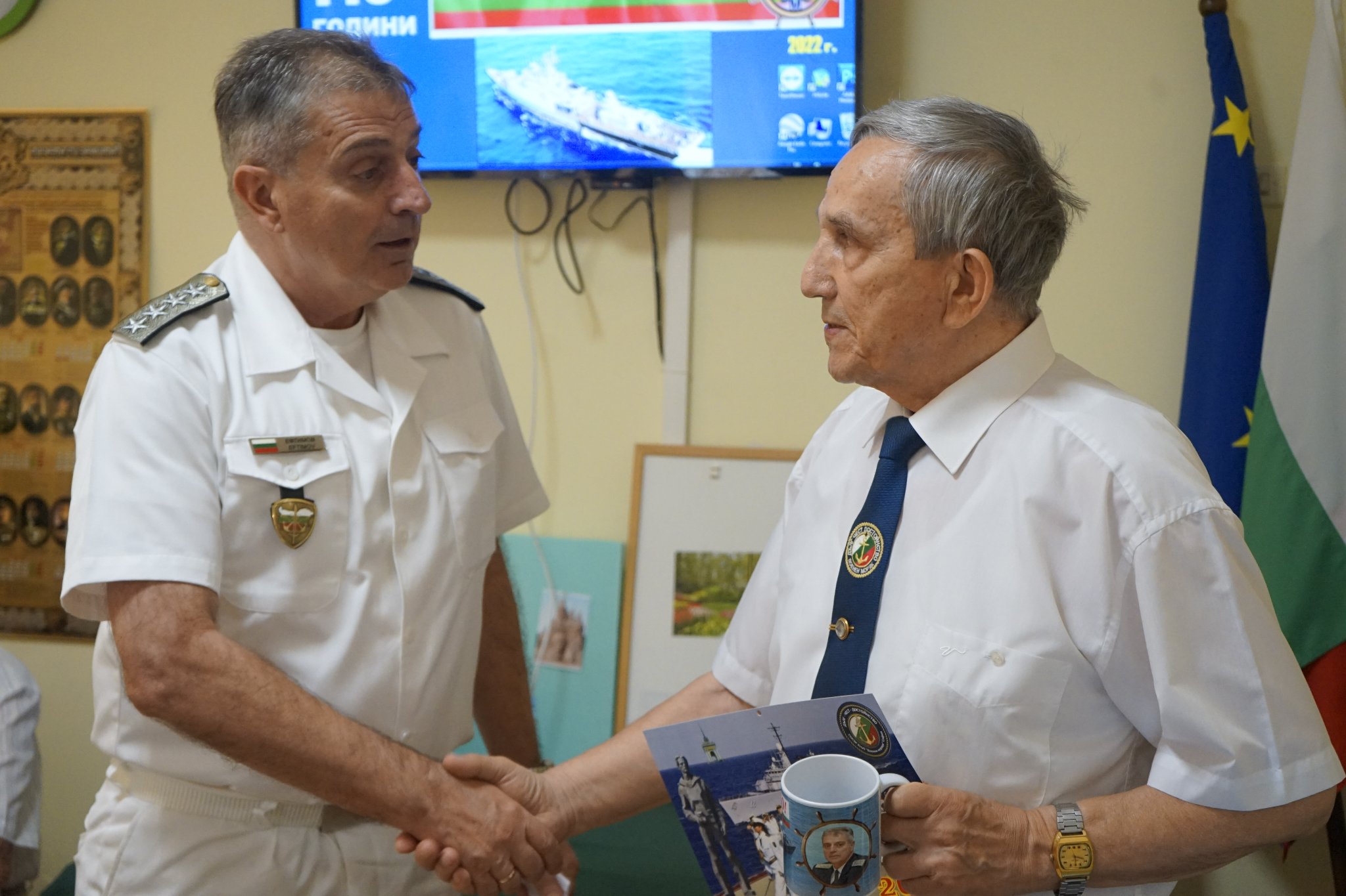 Началникът на отбраната лично поздрави военните моряци от запаса