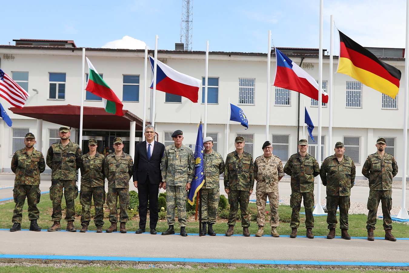 Български взвод от националния военен контингент на ЕС „Алтеа“ в БиХ участва в церемонията по издигане националния флаг на ФРГермания в чест на присъединяването й към силите на EUFOR