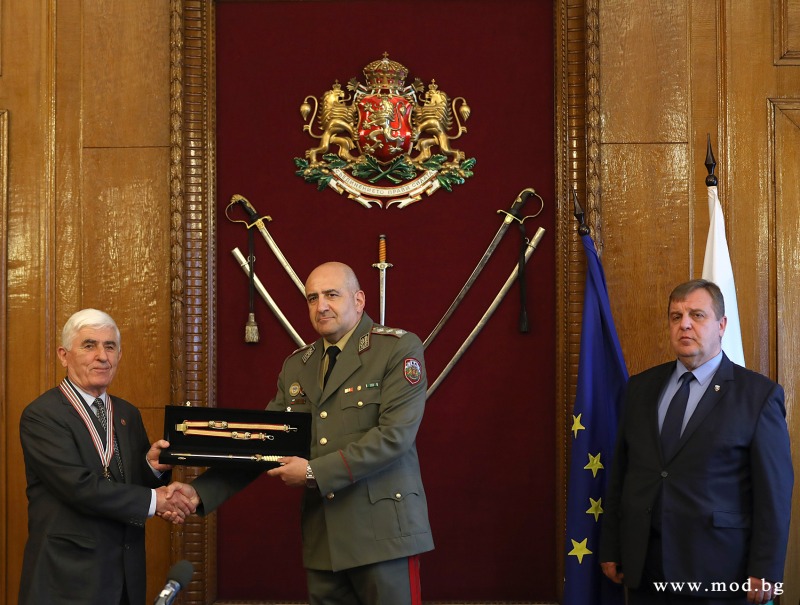 Награди от МО и Щаба на отбраната за генерал о.з Златан Стойков. УниБИТ получи плакет на Министерството на отбраната