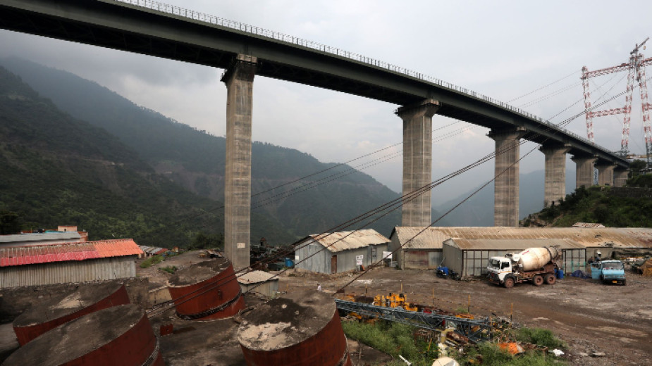 Трагедия в Индия: Рухнал мост уби повече от 130 души