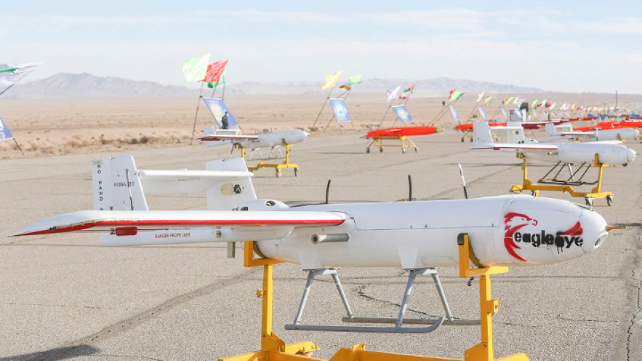 Иран тества дронове във военно учение