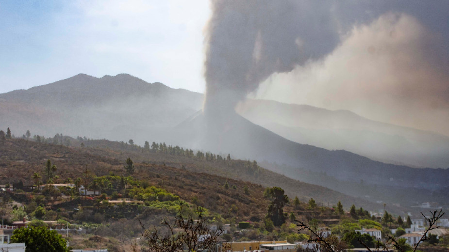 Вулканът на остров Ла Палма продължава да създава опасност за жителите