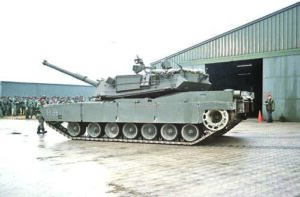 Първият американски танк M1 Abrams, доставен в складовете на POMCUS