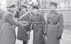 3Леонид Середа (крайният вдясно) като майор и помощник военен аташе в София – ръкуване лично с царя, дипломацията си е дипломация...  Фото „Изгубената България”   
