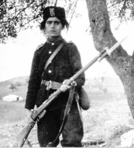 Юначната Донка войвода (Донка Ставрева Ушлинова, 1885-1937) в Балканската война – от Македоно-Одринското опълчение, е снимана с пехотна пушка 'Манлихер' 1895, с щик-нож, образец от същата година.