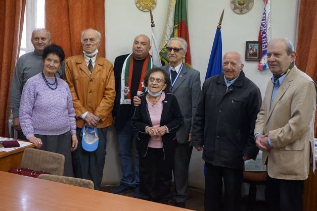 Община Своге зарадва предколедно ветерани от Втората световна война