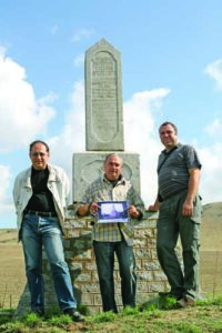 3-Част от членовете на експедицията при откриването на паметника на край с. Туркоайя на 9 октомври 2008 г.