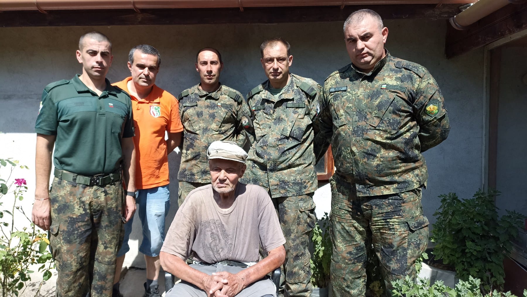Военно формирование в Шумен осигури дърва за огрев на ветеран столетник
