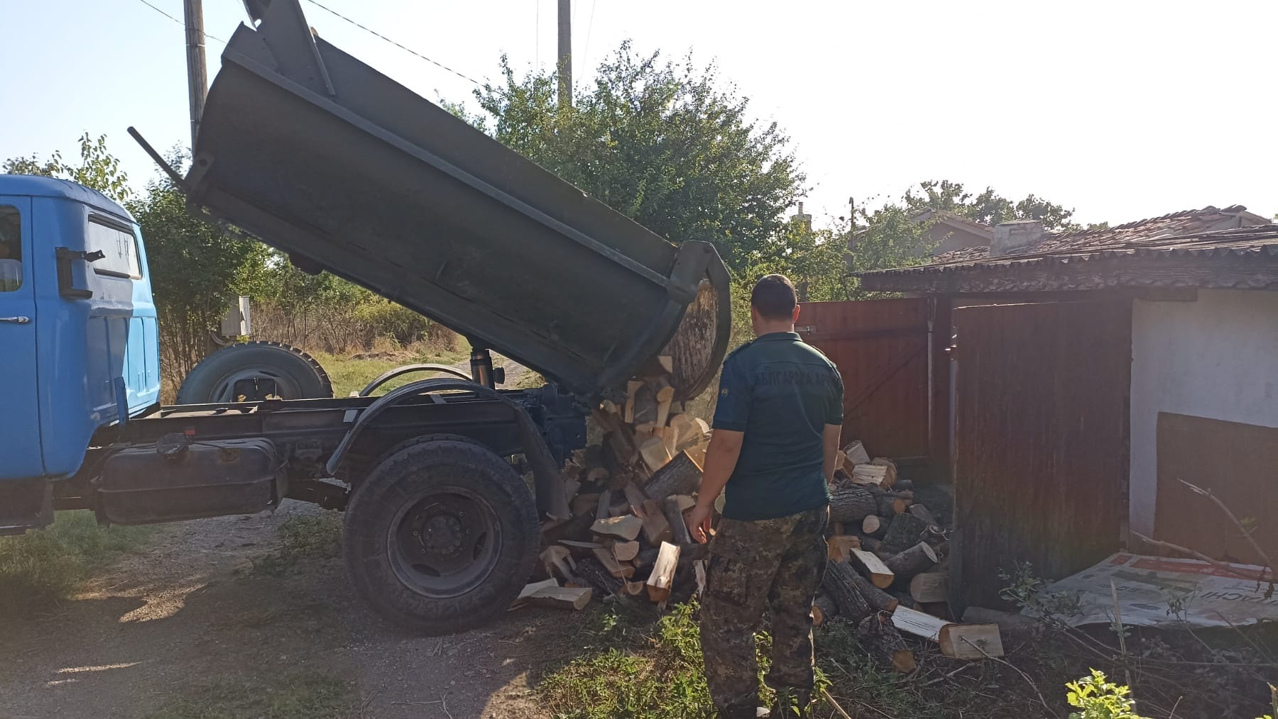 Военно формирование в Шумен осигури дърва за огрев на ветеран столетник