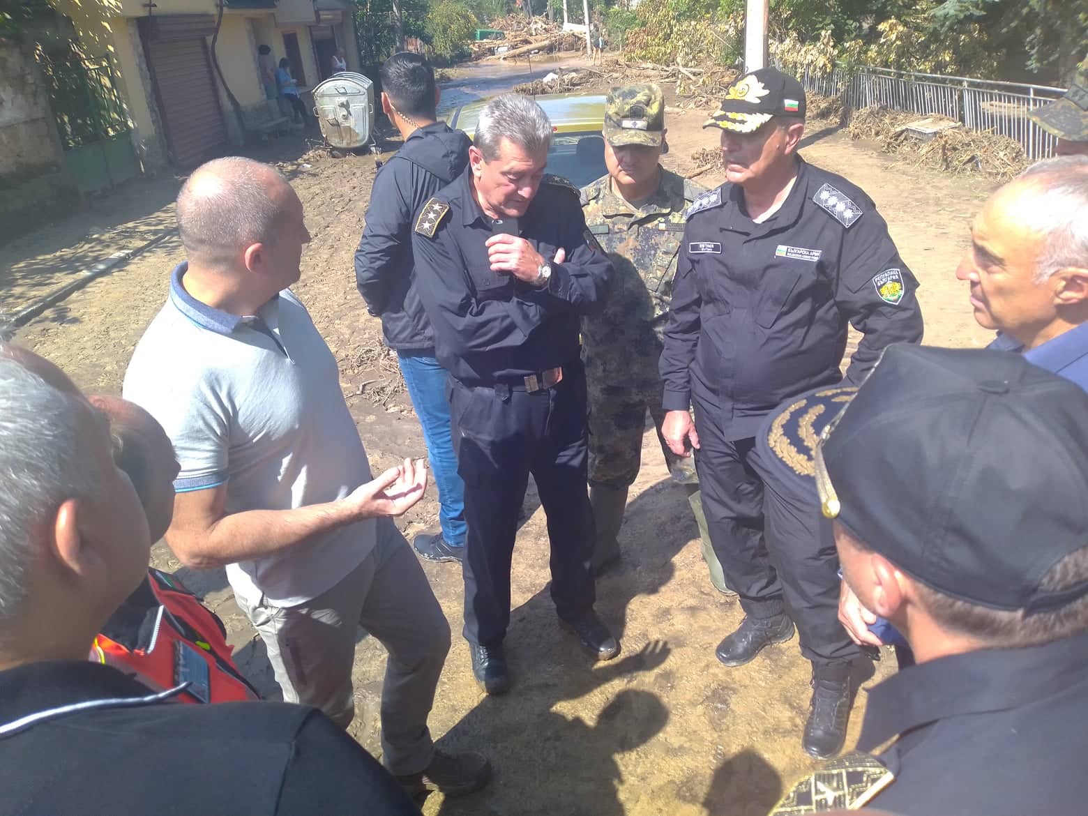 Втори ден военослужещи в помощ на населението. Президентът  Румен Радев посети наводнените населени места в Карловско