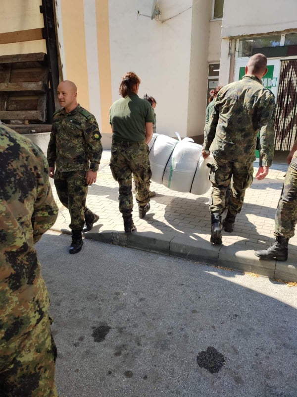 Сухопътни войски продължават борбата с последствията от стихията в Карловско - armymedia.bg Сухопътни войски продължават борбата с последствията от стихията в Карловско