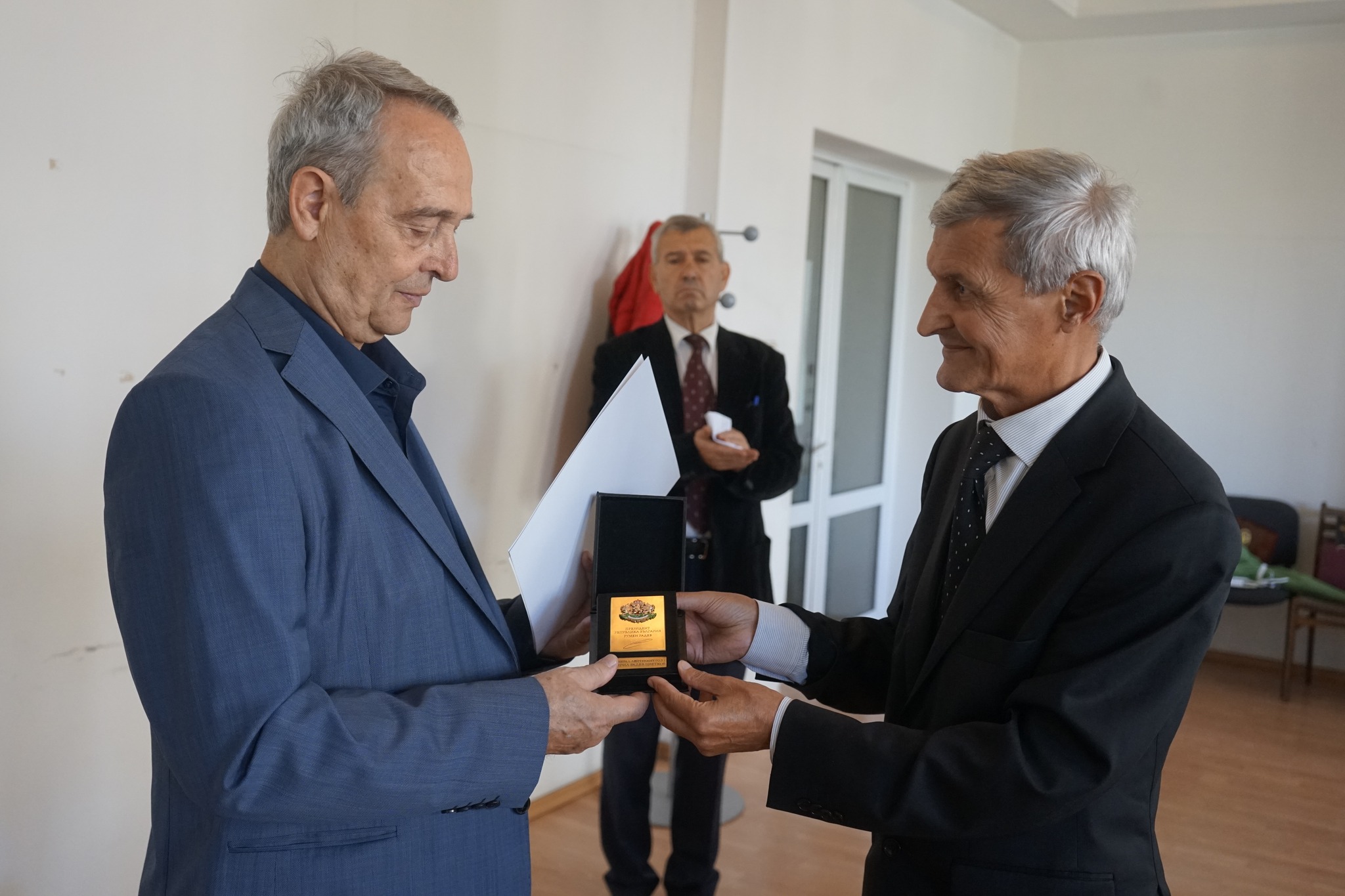 Ген. Кирил Цветков бе удостоен с „Почетен знак на президента“