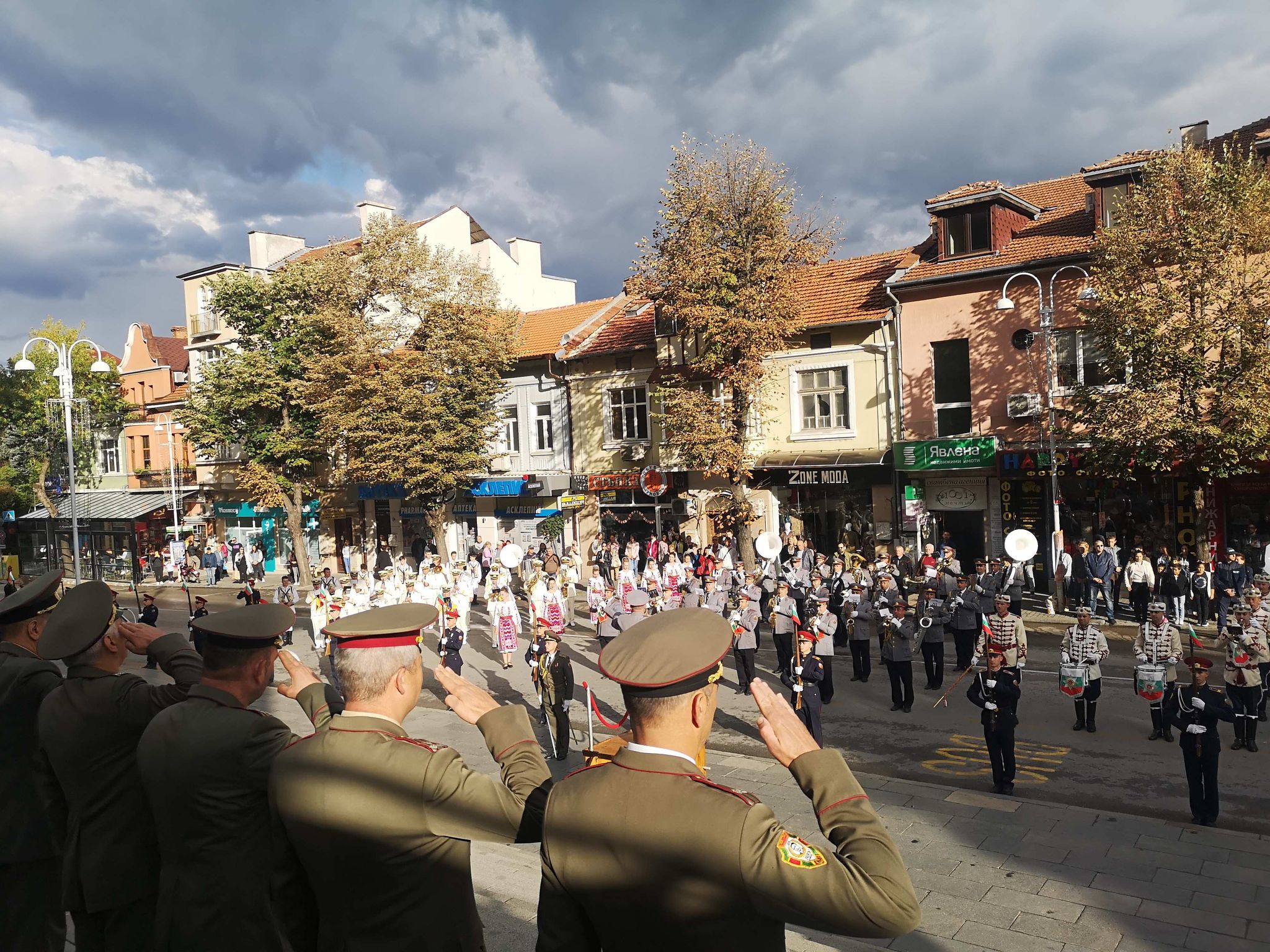 Атрактивен спектакъл на военните оркестри във Велико Търново