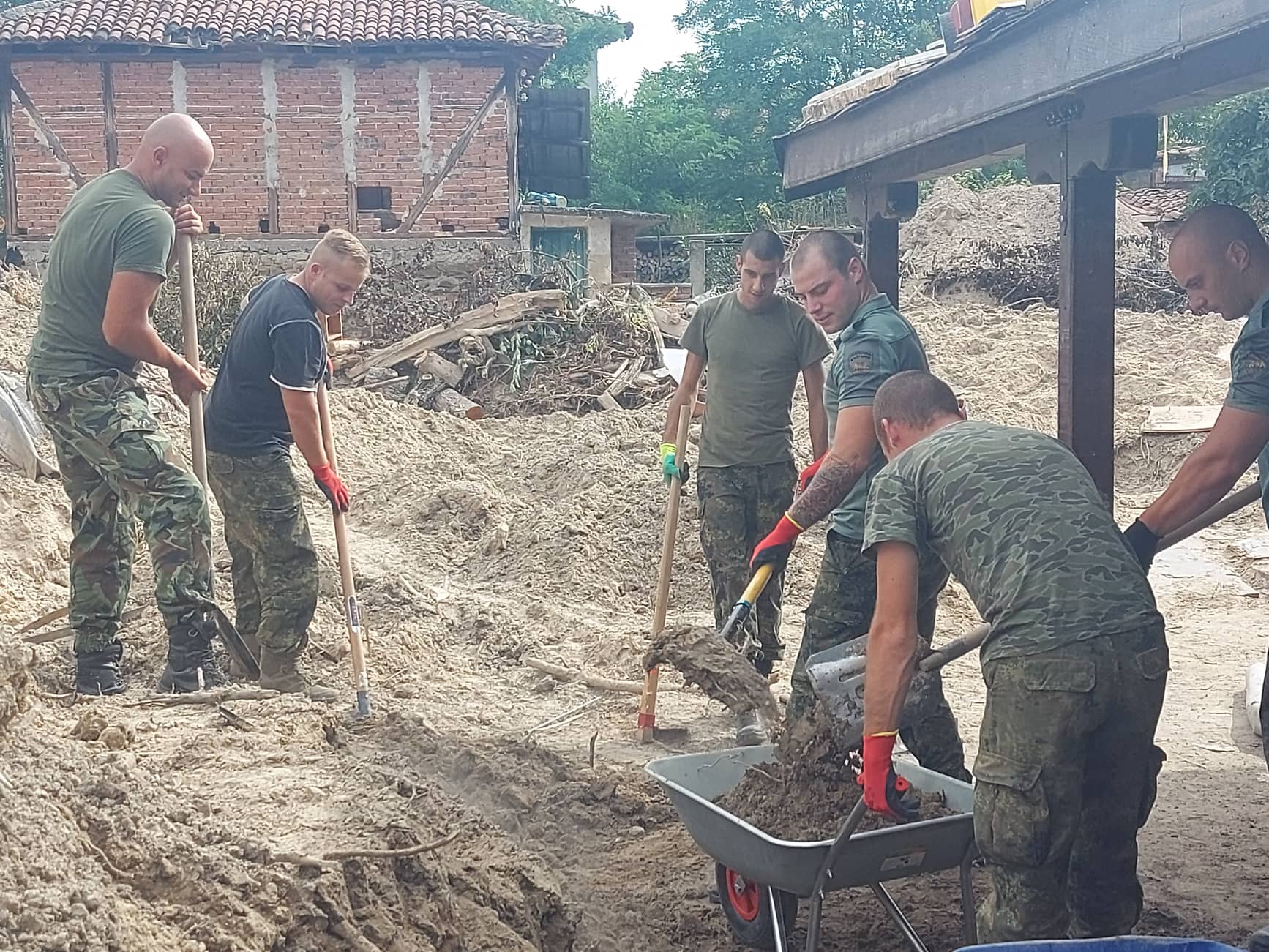 Над 400 военнослужещи от днес помагат на пострадалите хора в Карловско