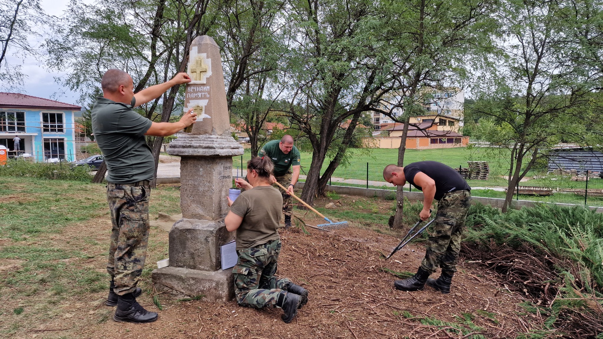 Военнослужещи от 38 батальон за ЯХБЗ и Е се включиха в почистване на войнишки паметник в село Столник