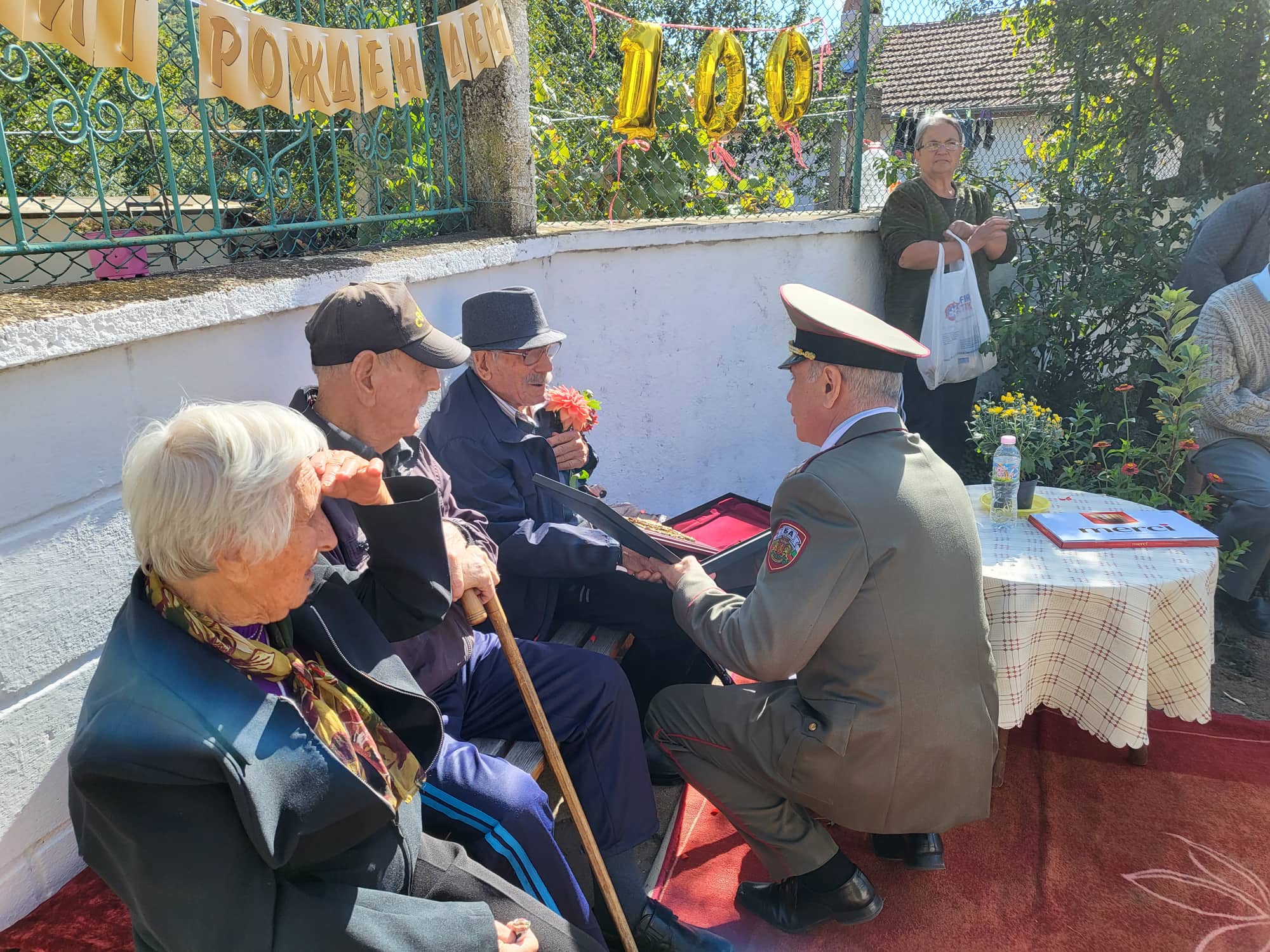 Министърът на отбраната награди ветеран столетник от Ново село