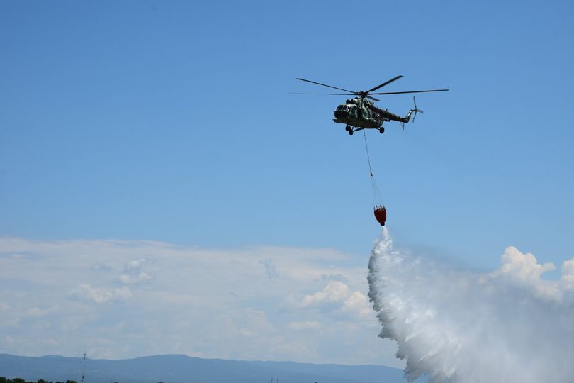 Хеликоптер Ми -17 помага в гасенето на горски пожар в Родопите