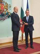 Олимпийският вицешампион Красимир Дунев с Почетен знак на президента - armymedia.bg Олимпийският вицешампион Красимир Дунев с Почетен знак на президента