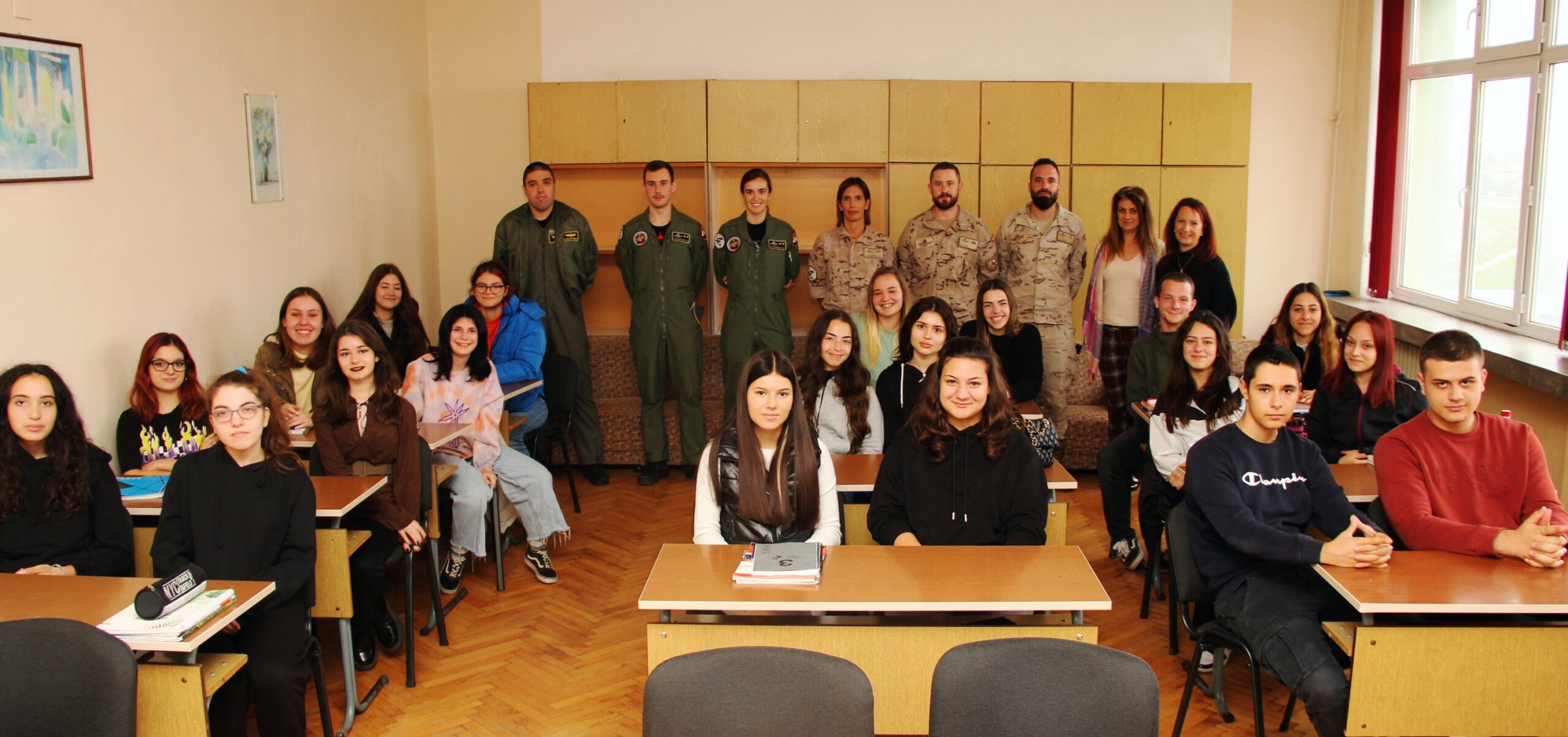 Гости от авиобаза Безмер и от ВВС на Кралство Испания посрещна ямболската езикова гимназия „Васил Карагьозов“