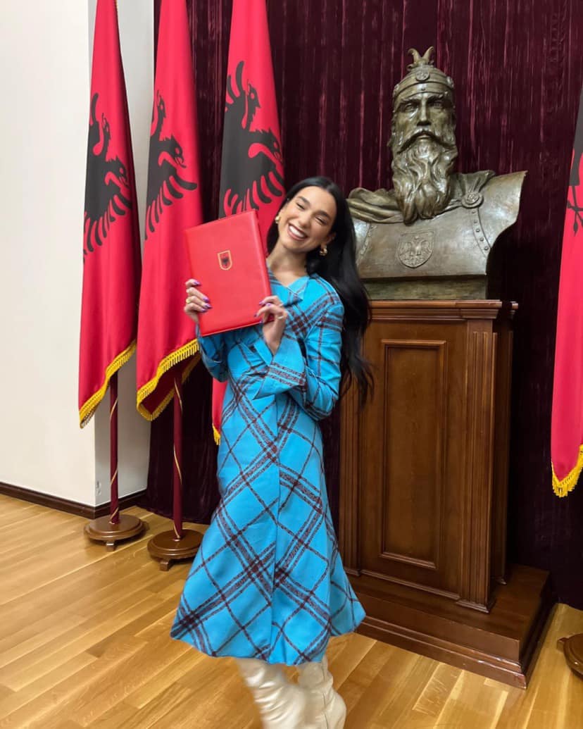 Световноизвестната изпълнителка с албански корени Дуа Липа получи албанско гражданство