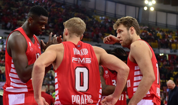 Александър Везенков и Олимпиакос отстъпиха пред шампиона в баскетболната Евролига Анадолу Ефес