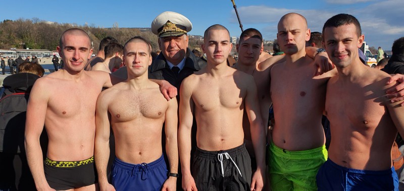 Във Варна шестима курсанти скочиха в морето, за да спасят кръста