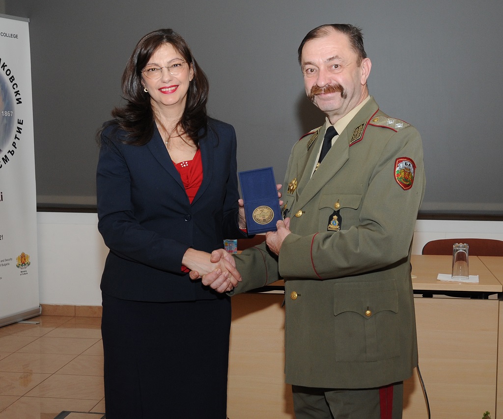 Европейските политики и България бе поредната тема на разговор с популярен гост във Военната академия