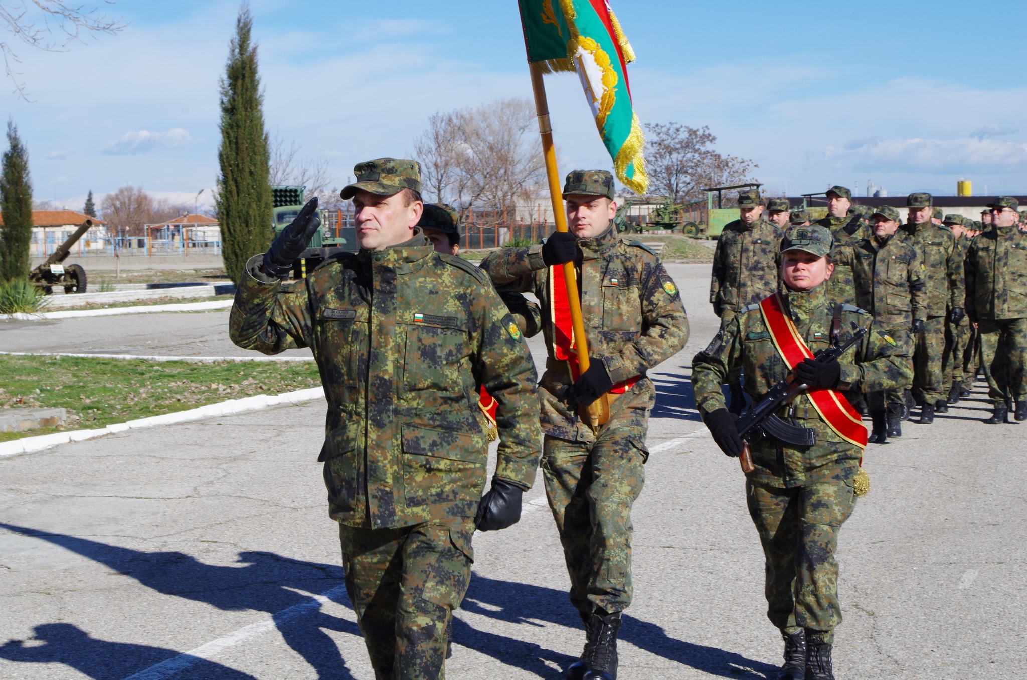 Провеждане на ритуали в Четвърти артилерийски полк - Асеновград по преминаване на военнослужещ в запаса, назначаване на военнослужещи на длъжност и повишаване във военно звание