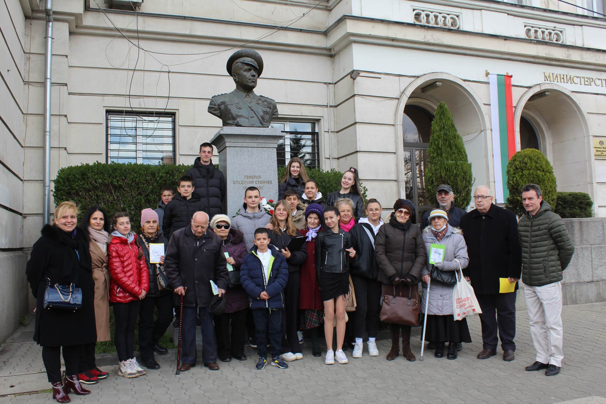 Ученици, учители и ветерани почетоха ген. Владимир Стойчев