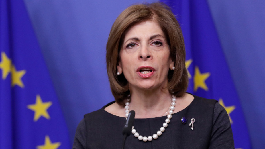 Еврокомисарят Стела Кириакиду подкрепя въвеждането на зелен сертификат в България, съобщиха от здравното министрество