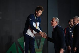 Красимир Дунев награди златния медалист на кон с гривни от СК по спортна гимнастика в Кайро