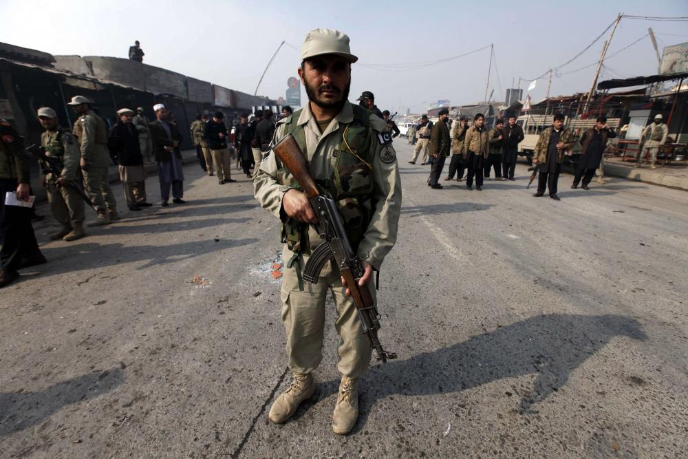 Бойци са нападнали лагер на пътностроителни работници в Пакистан, убили са трима души, съобщиха пакистански официални представители