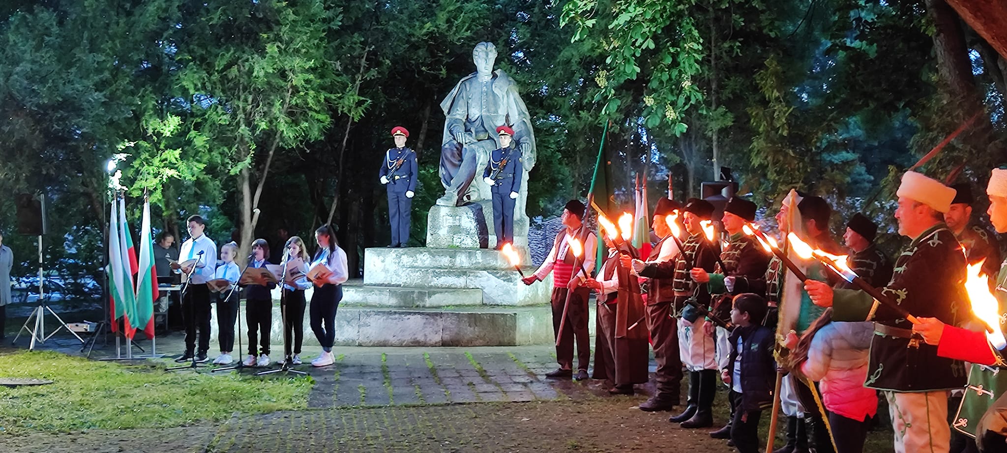 Курсанти, ученици и граждани участваха във факелно шествие в памет на Волов