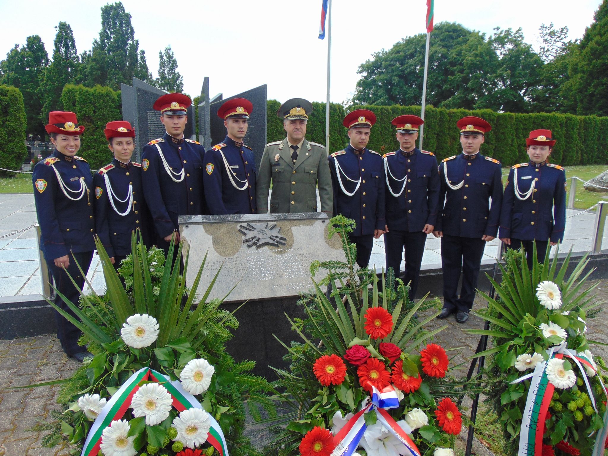 Венци и цветя в памет на над хиляда български воини, погребани край Вуковар, Хърватия