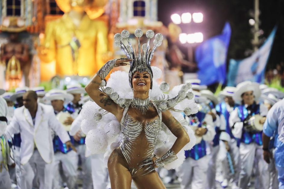 Карнавалът в Рио в кадър: Цветен, секси и много самба
