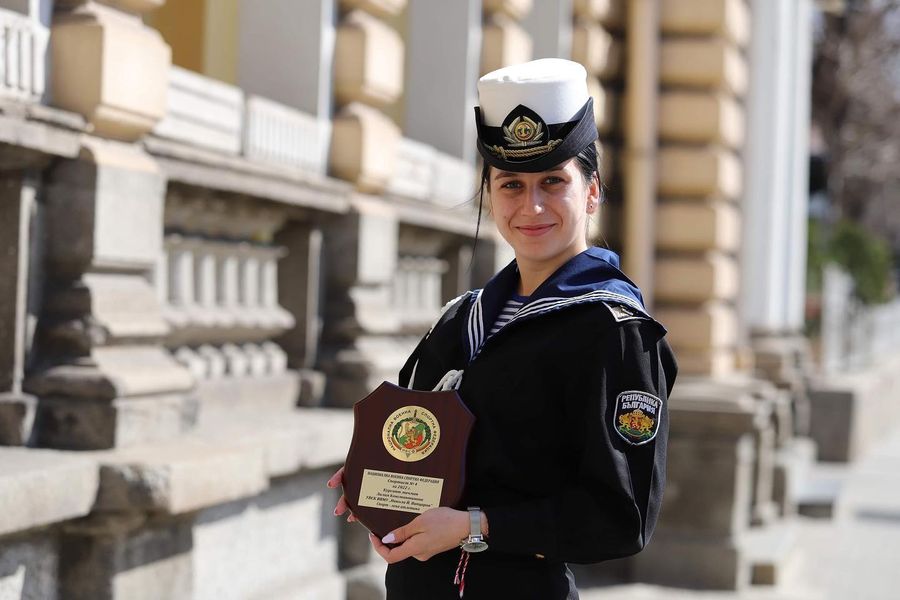 Курсант-мичман Лилия Костадинова е първенец на тазгодишния випуск на Военноморското училище