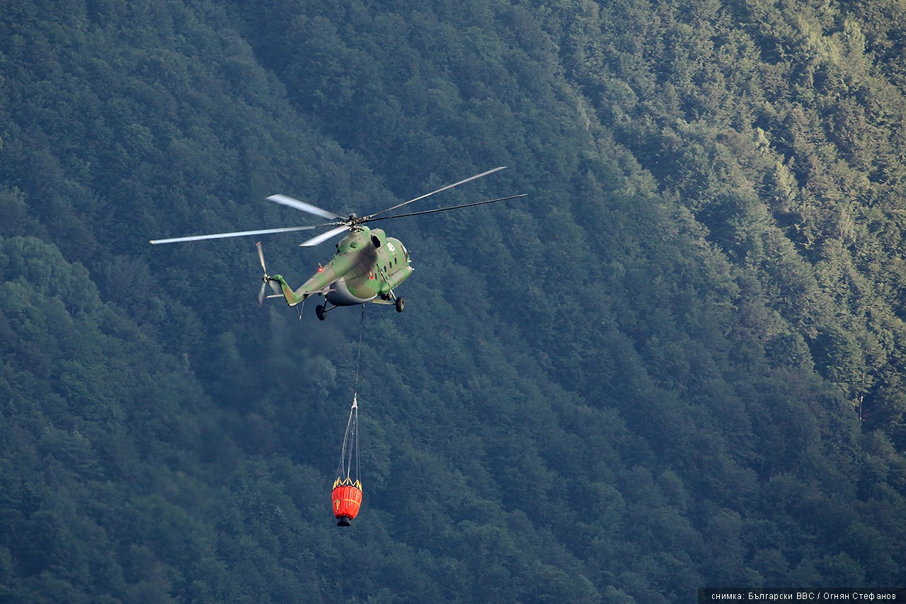 24-та авиобаза Крумово изпълнява още една задача за гасене на горски пожар от въздуха