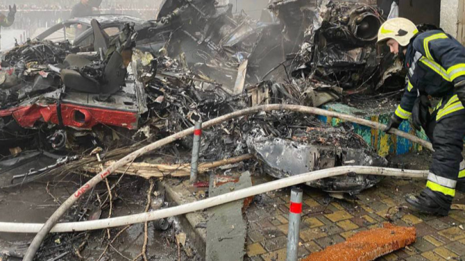 Най-малко петнадесет души, включително украинският вътрешен министър и други висши служители, загинаха, след като хеликоптер се разби в предградие на Киев