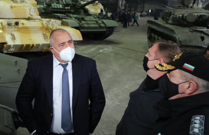 Премиерът и министърът на отбраната разгледаха цеховете за мoдeрнизация на танковете ни Т-72
