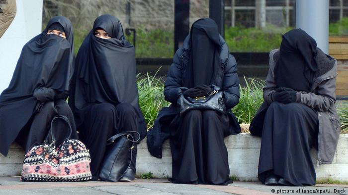 Талибаните отново въведоха задължителна“модна линия“ за жените – хиджаб и чадор